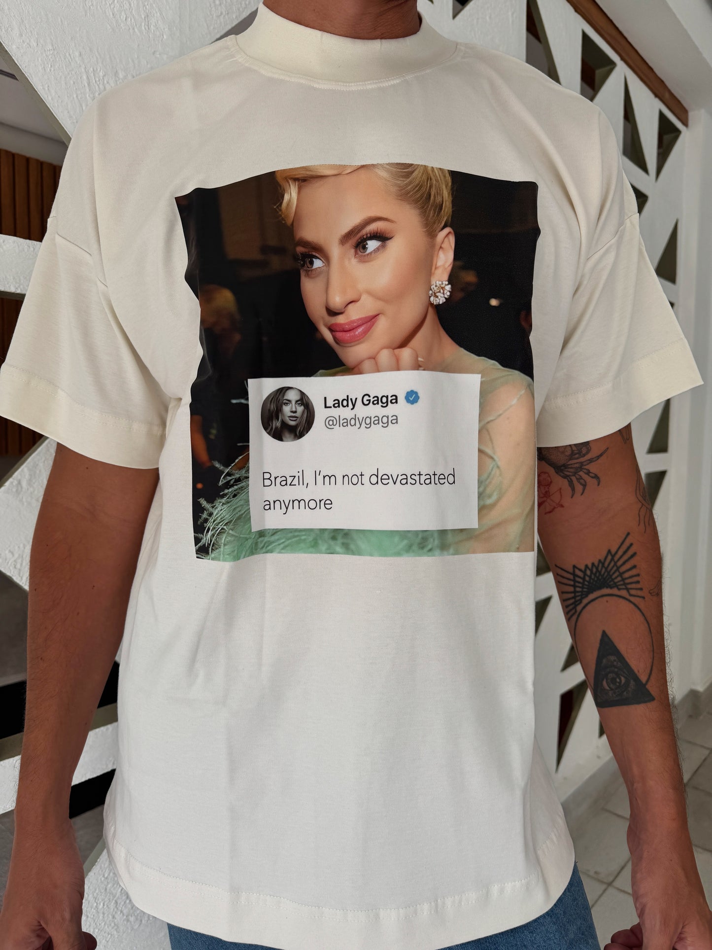 Camiseta off oversized Gaga